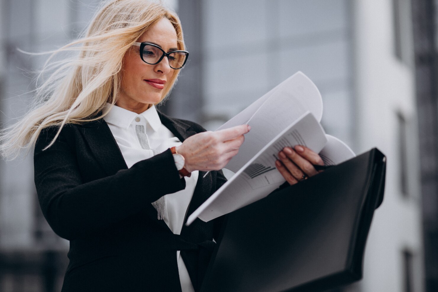mujer negocios mediana edad sosteniendo documentos junto al centro negocios 1303 21417